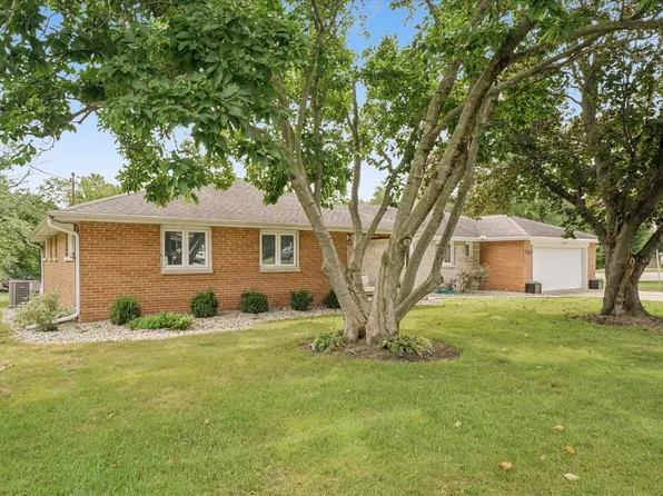 720 E High St, Farmer City, IL 61842