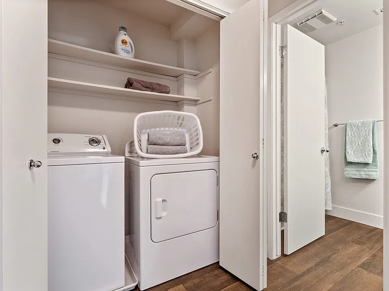 La Vina Apartments — Photo 9