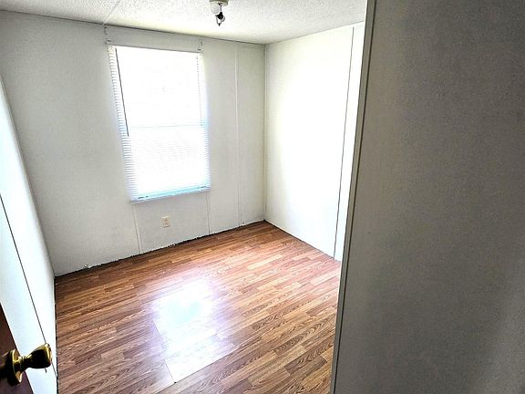 5th image of 110 Rhodes Dr