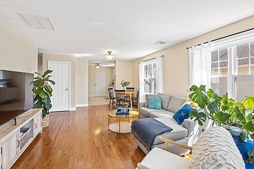4th image of 468 Sea St #468