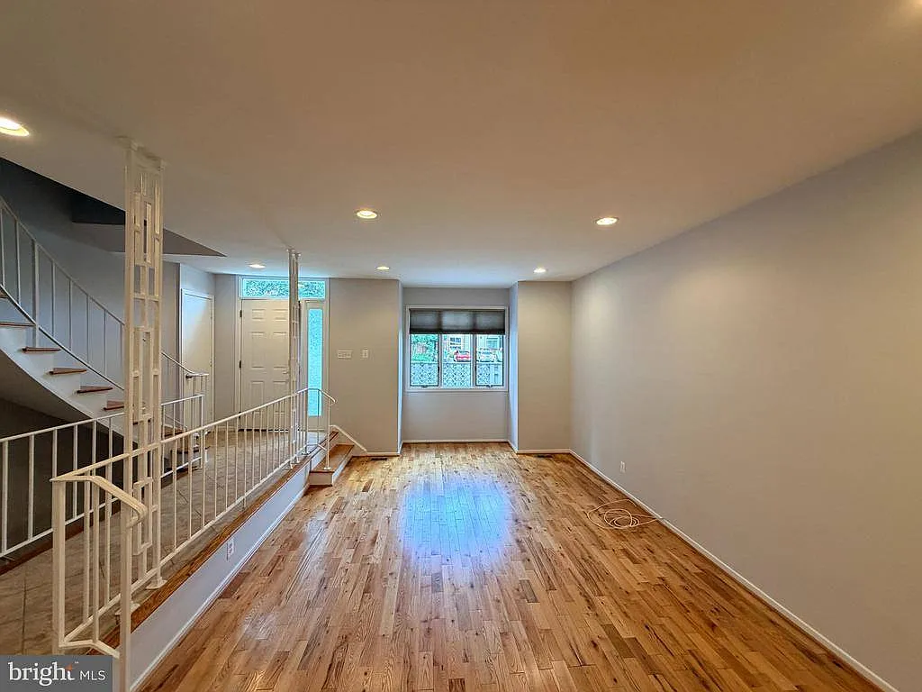 3 bed, 4.0 bath, 2320 sqft, $2,800 — Photo 4