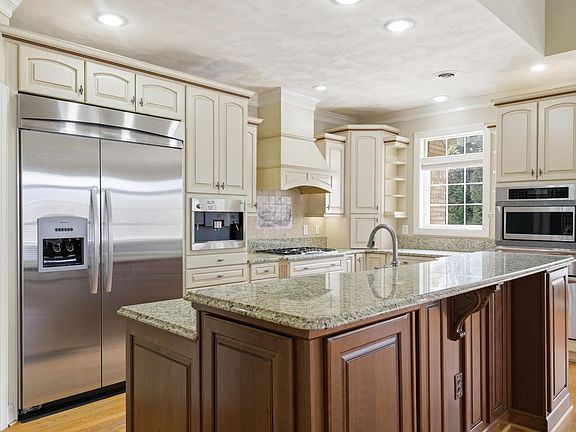 2nd image of 404 Vista Rdg