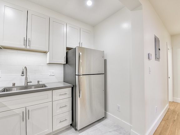 3rd image of 930 Hayes St APT B