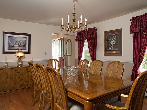 4th image of 62 Somerset Dr