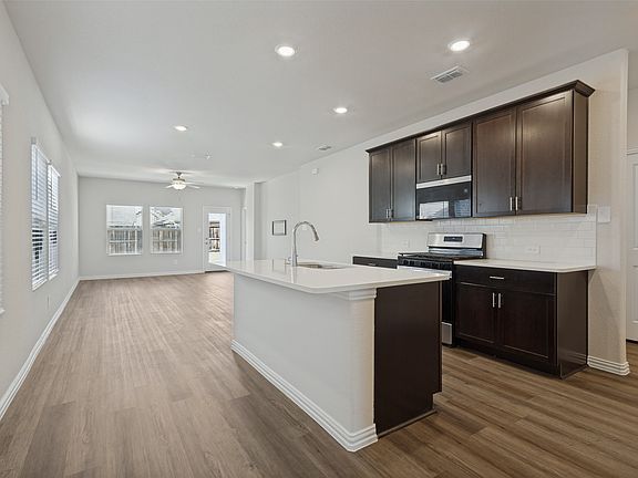 4th image of 610 Hemingway Ln