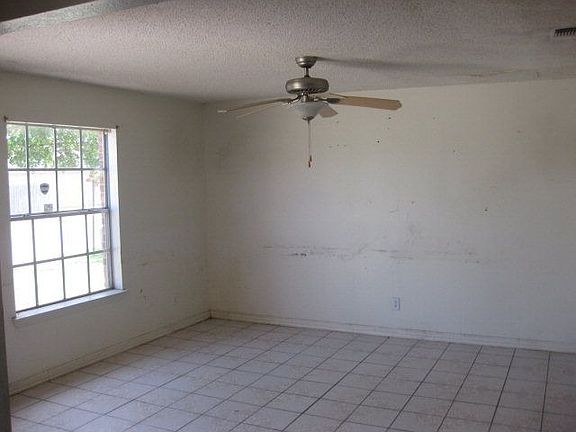 3rd image of 904 Imelda