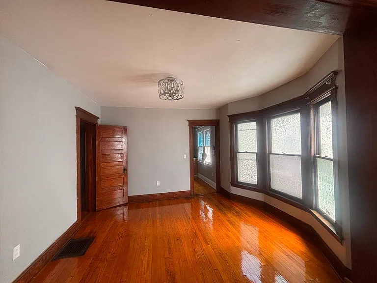Bellevue Ave — Photo 3