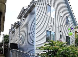 UW 22, Seattle, WA 98105