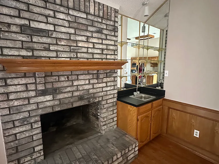 1441 Warwick Dr — Photo 8