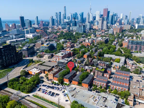 8 Old Trillium Ln, Toronto, ON M5A 4T2
