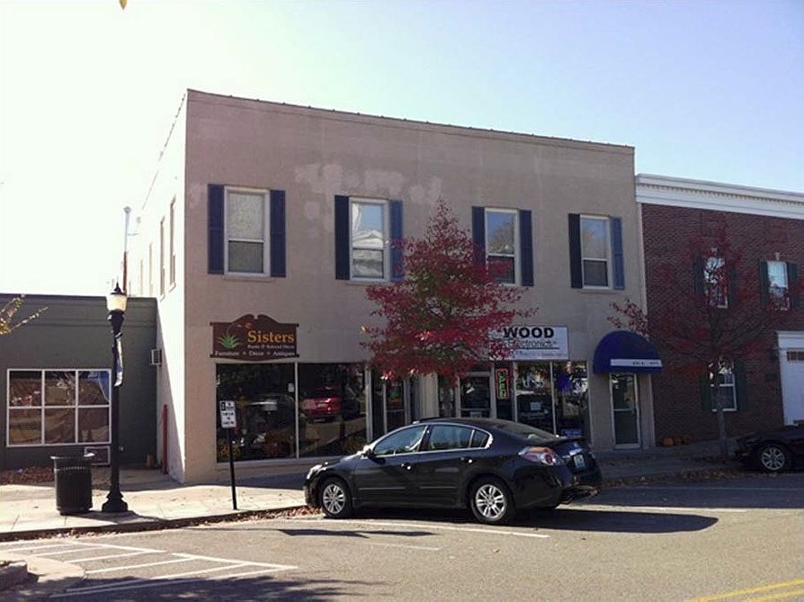 Front of building (apt. 1 is on 2nd & has 4 bedroom windows