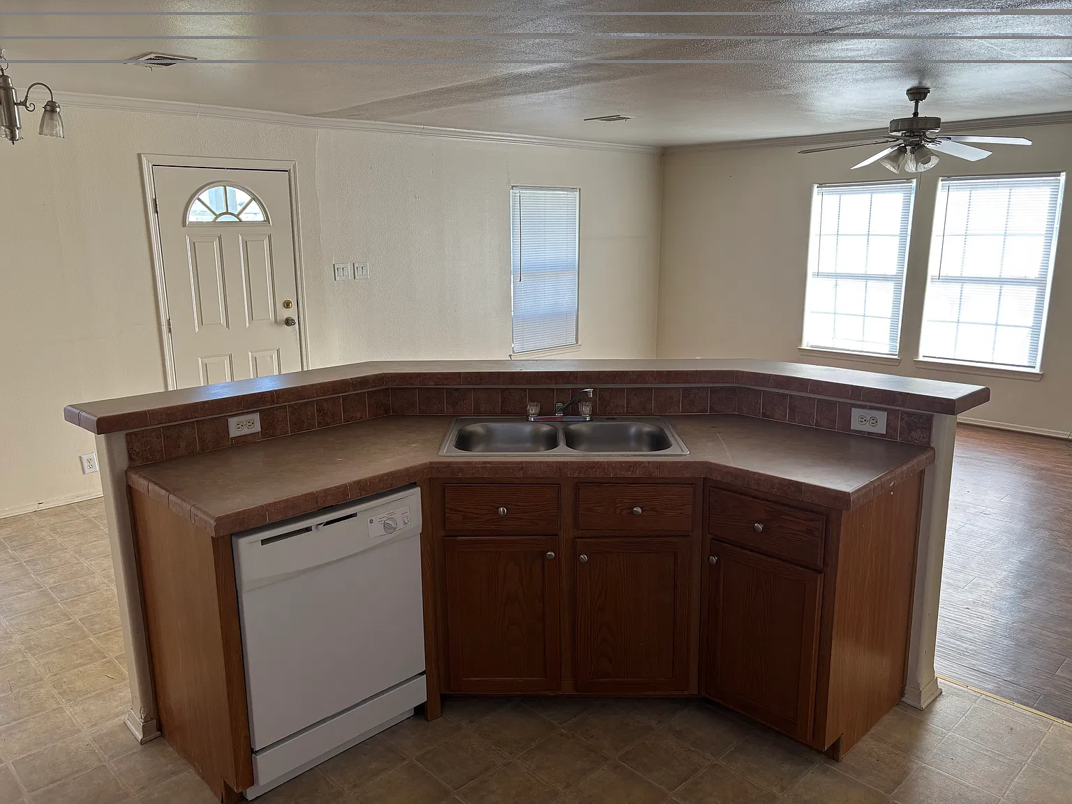 3 bed, 1400 sqft, $1,400 — Photo 3