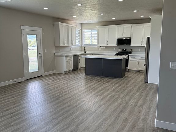 4th image of 1535 Birch Way