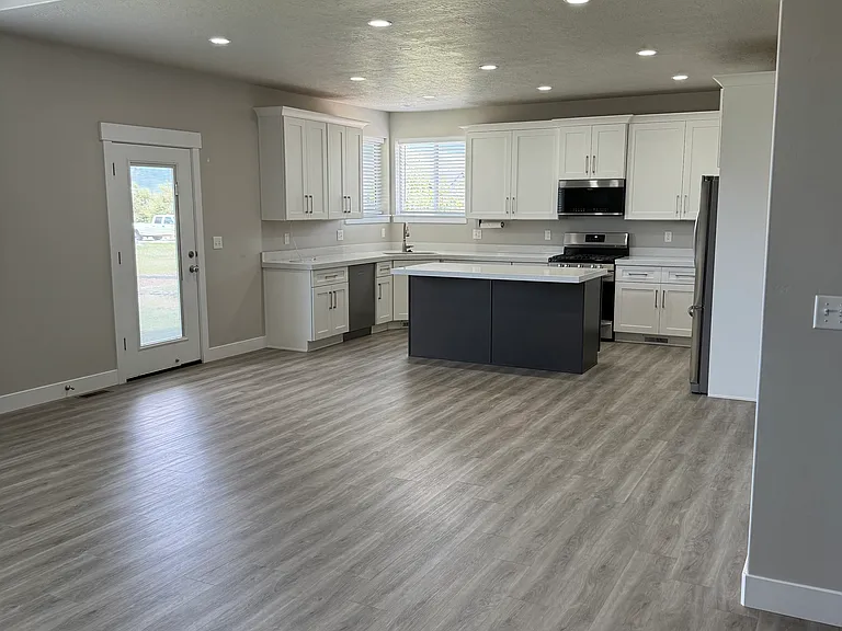 1535 Birch Way — Photo 4
