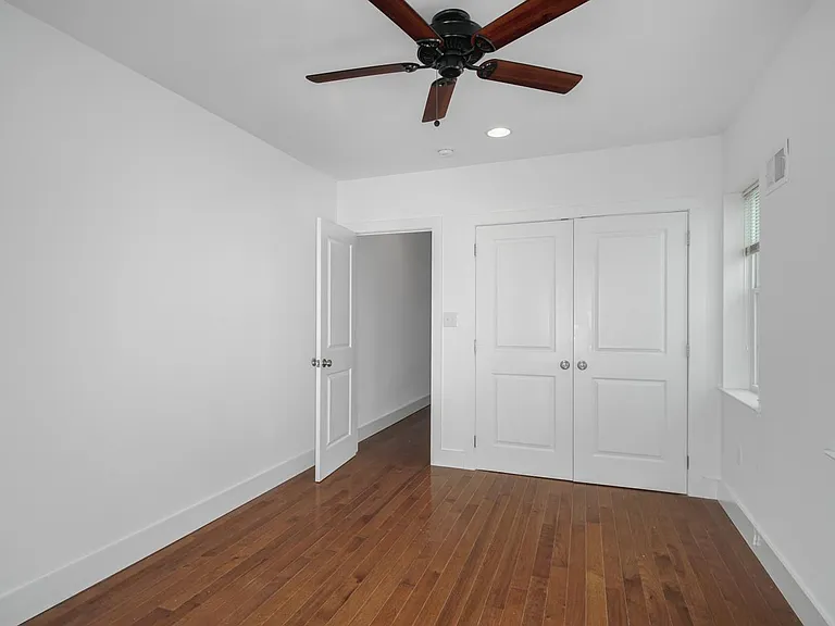 863 E Thompson St — Photo 13