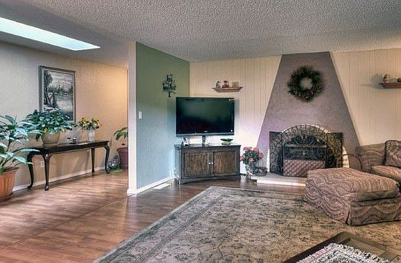 Unique Fireplace Sets of This Living Space