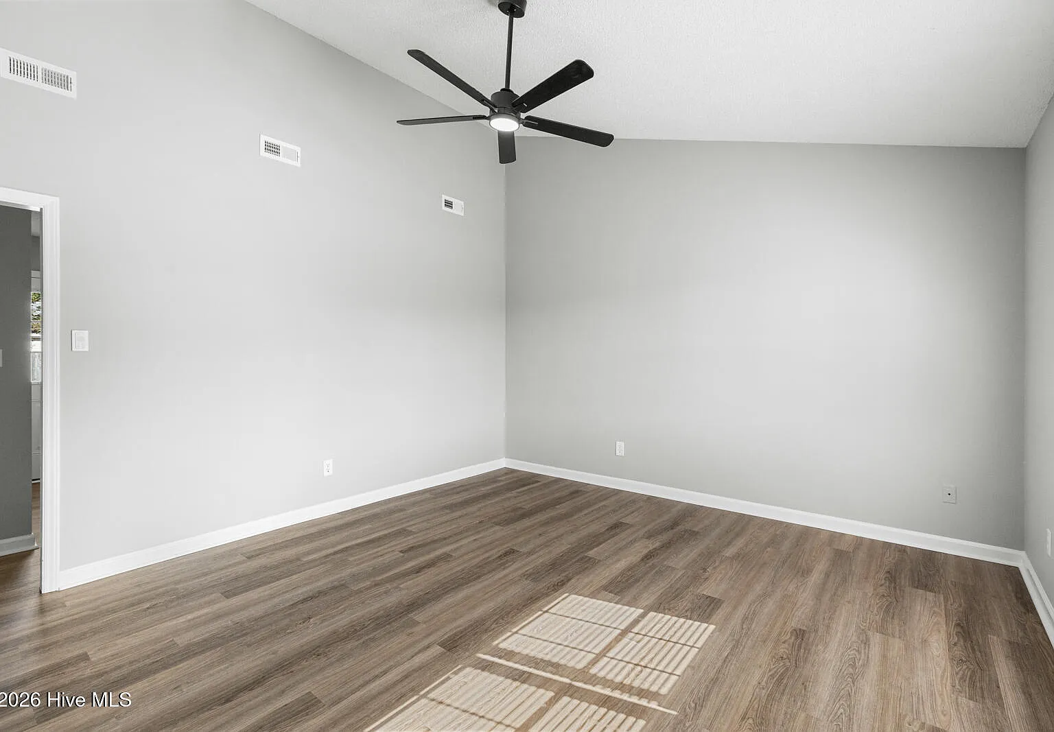 3 bed, 2.0 bath, 1040 sqft, $1,450 — Photo 2