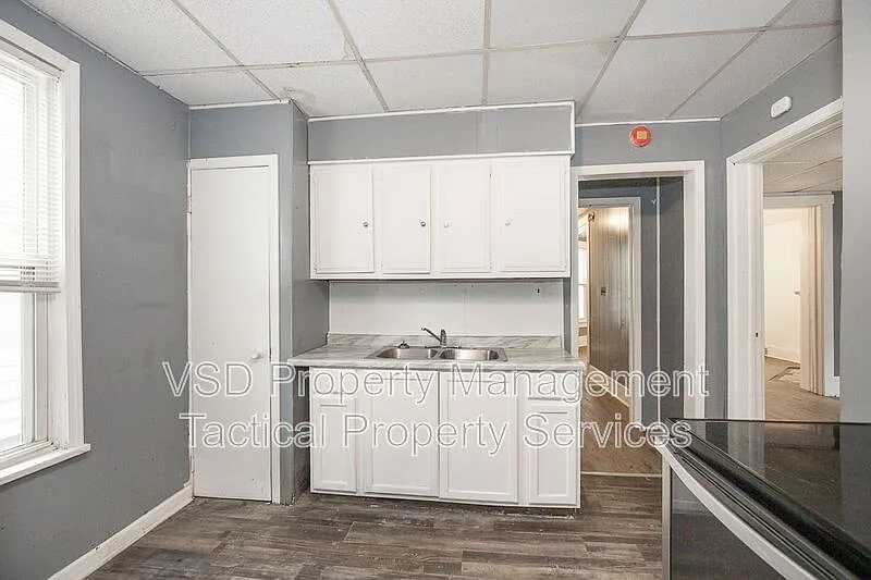4 bed, 1.0 bath, 876 sqft, $995 — Photo 4