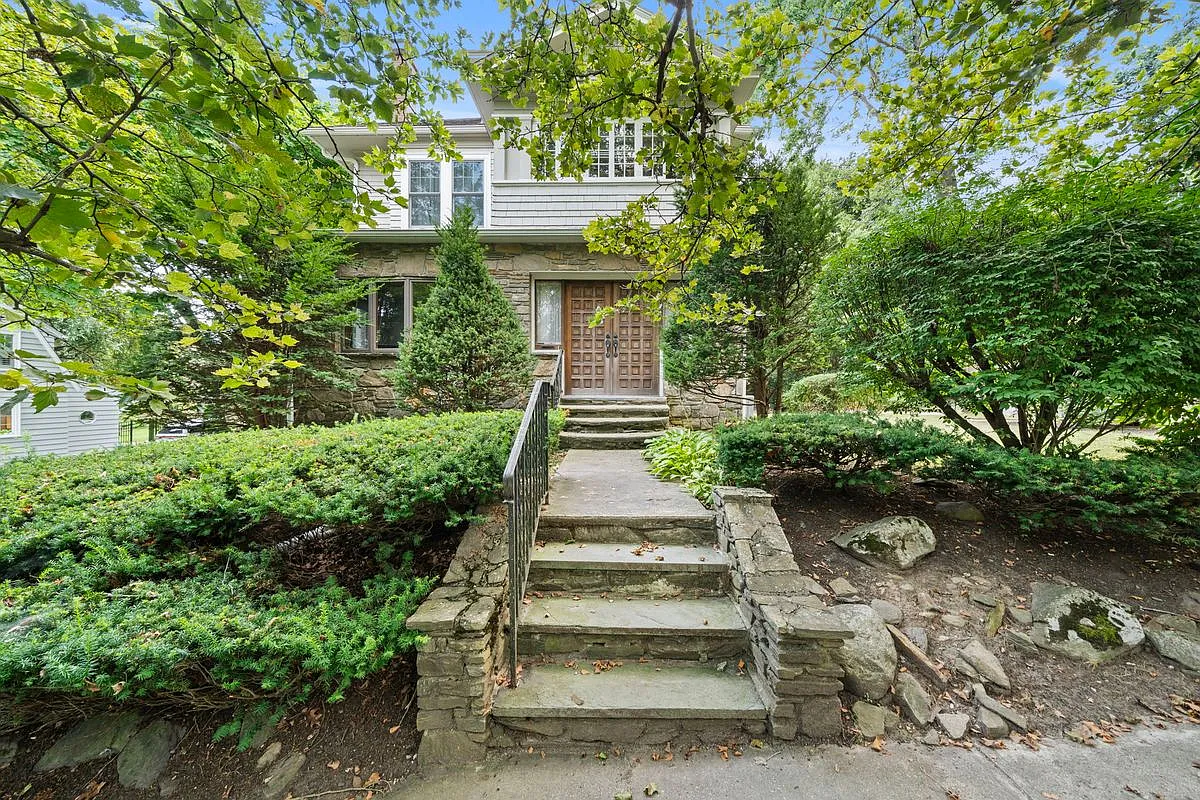11 Roseland Rd — Photo 1