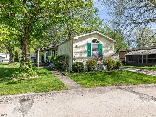 9 Overland Dr, Olmsted Falls, OH 44138