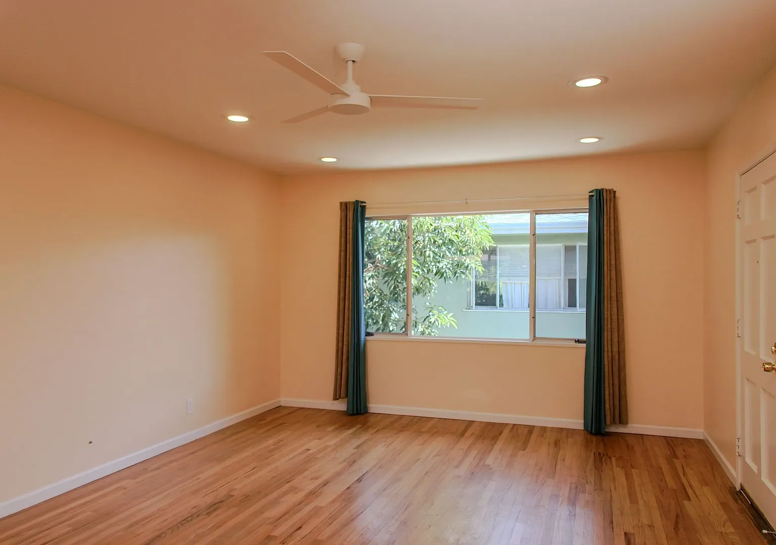 Alameda Ave Apartments — Photo 4