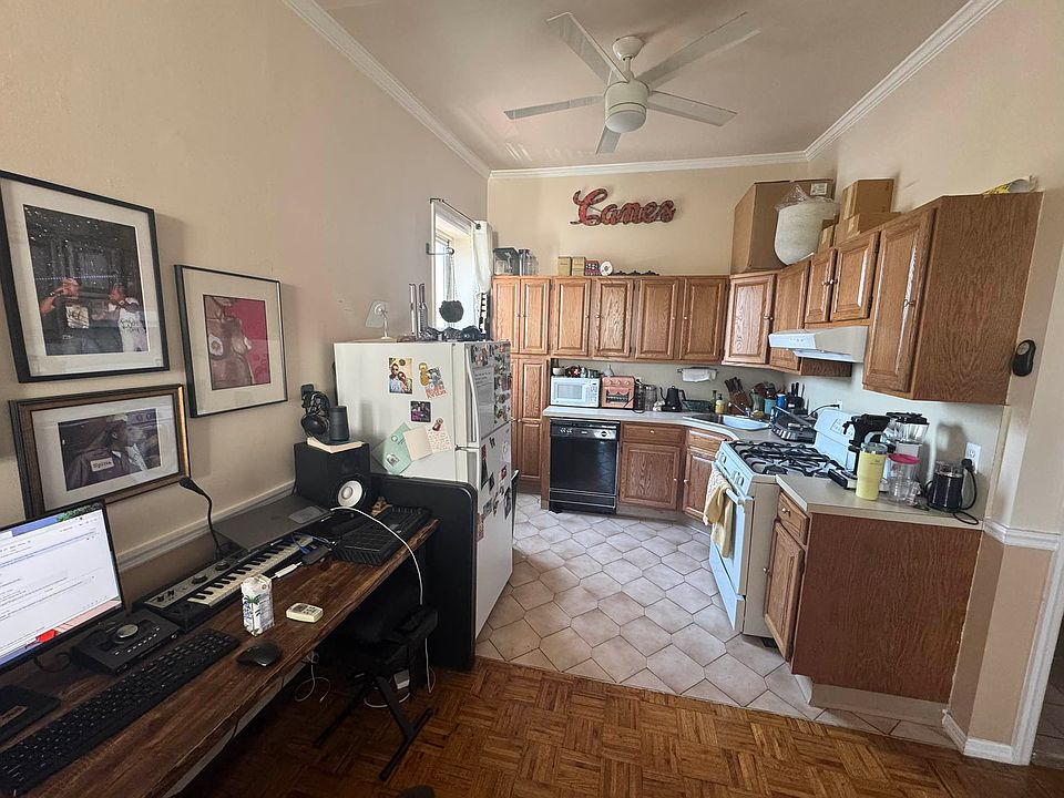 2nd image of 191 Devoe St APT 3R