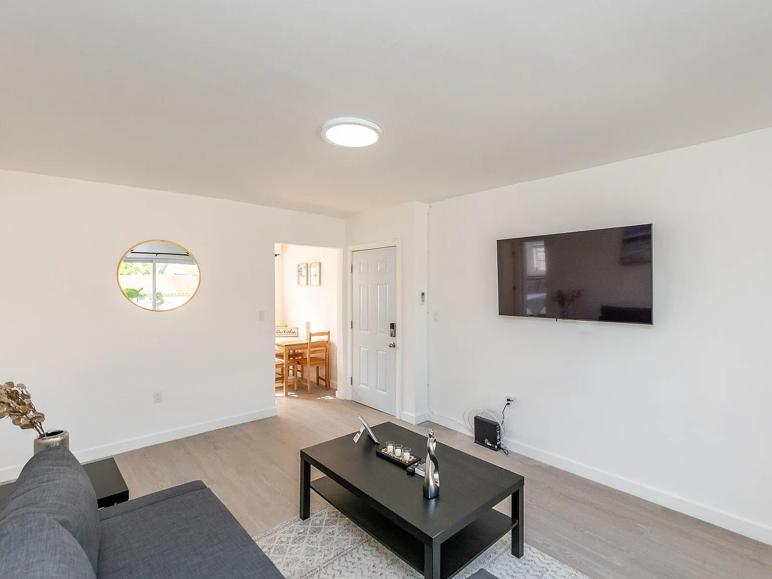 2 bed, 900 sqft, $2,300 — Photo 3