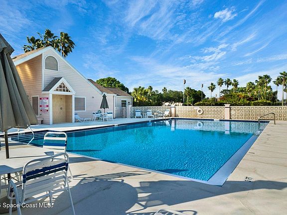 3rd image of 812 Ridge Lake Dr