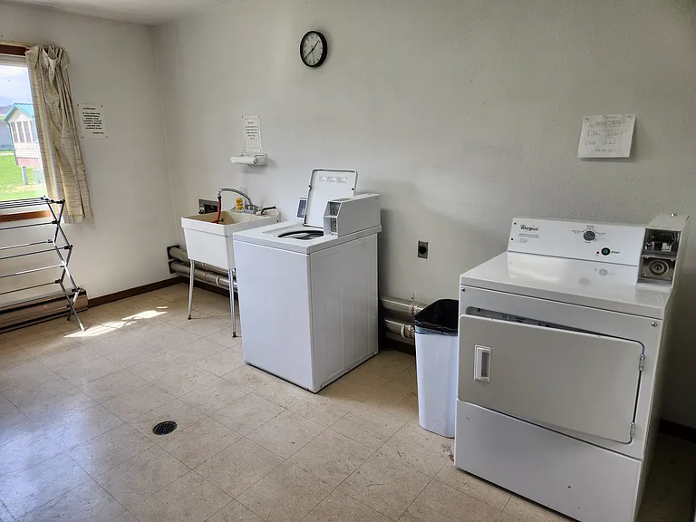 Hillview Apartments — Photo 7