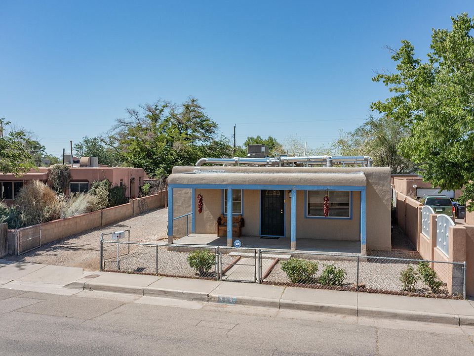 1st image of 826 La Luz Dr NW