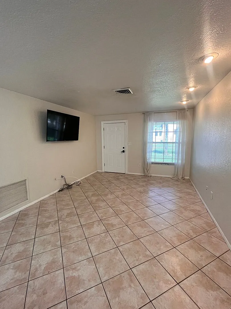Welcome to This Beautiful 3 Bedroom, 2 Bathroom Home in St. Pete! — Photo 2