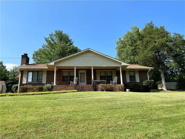 8837 Reynolda Rd, Pfafftown, NC 27040