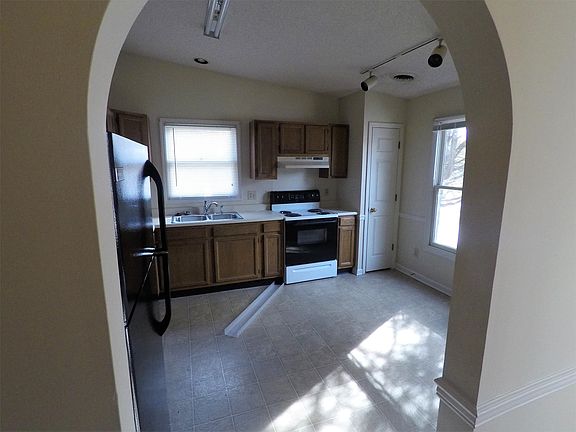 5th image of 427 Eagle Brook Dr #1