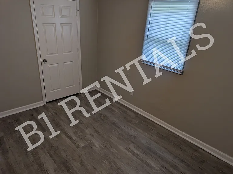 1020 Bennett St — Photo 5