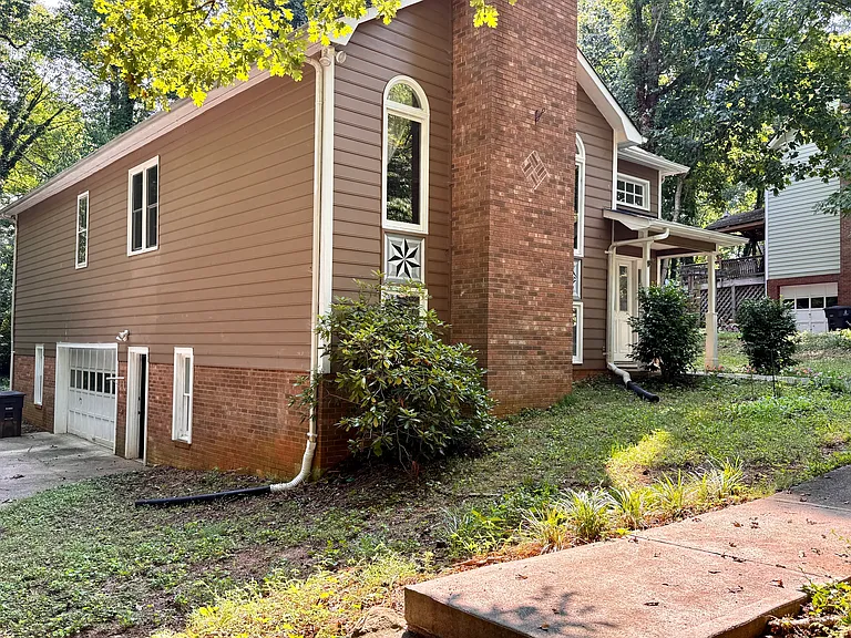 3220 Hickory Ridge Dr — Photo 2