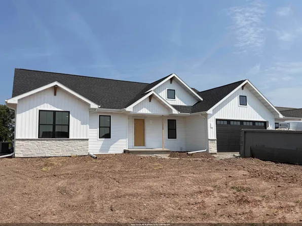 N8864 Galway Ln, Menasha, WI 54952