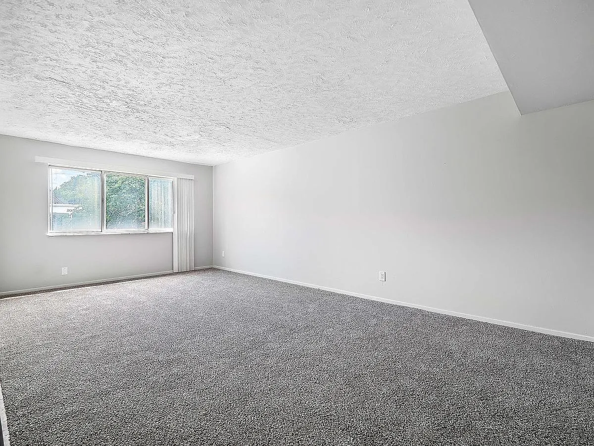 Heights Garden Apartments — Photo 1