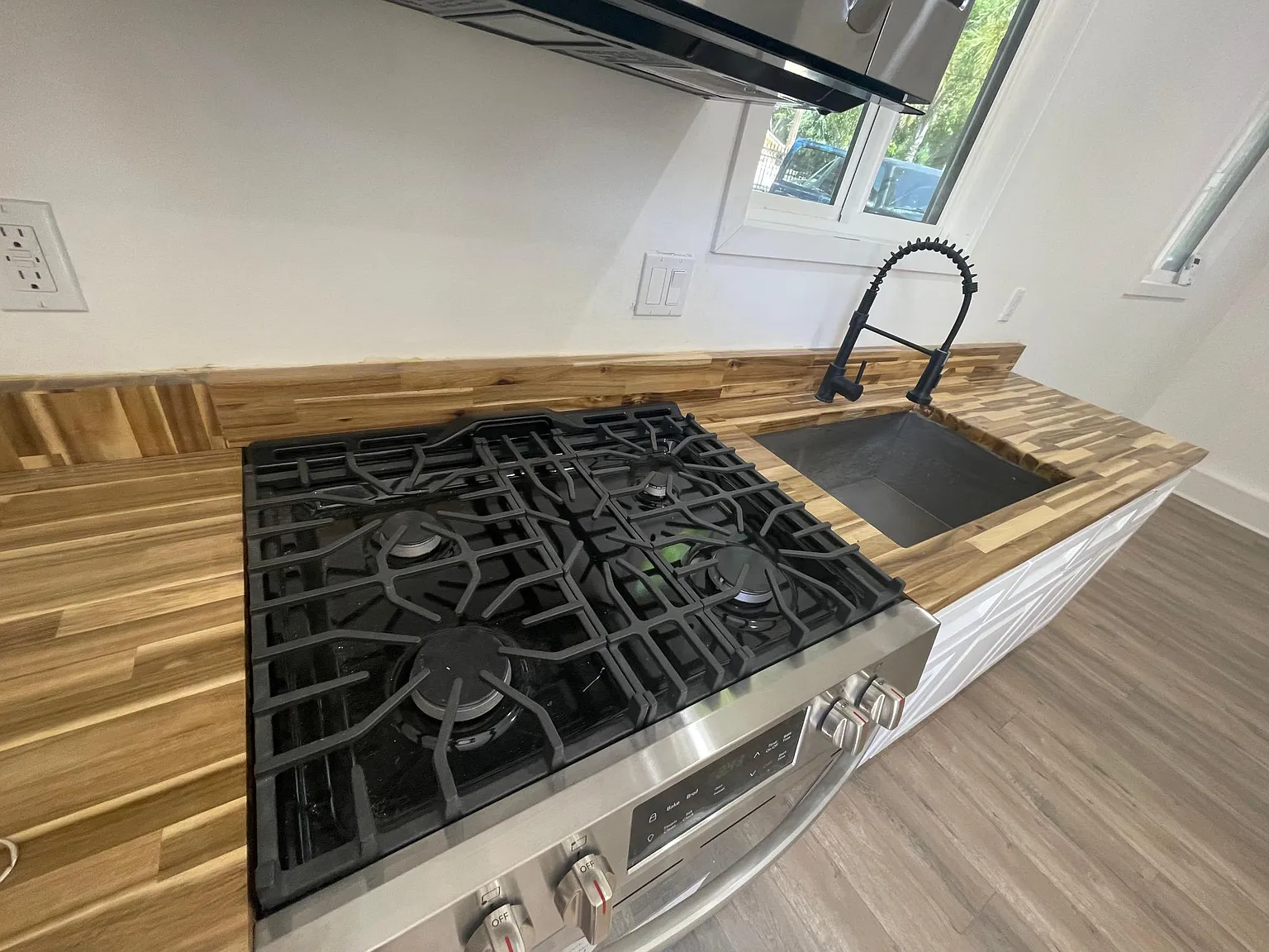 12953 Borden Ave — Photo 4