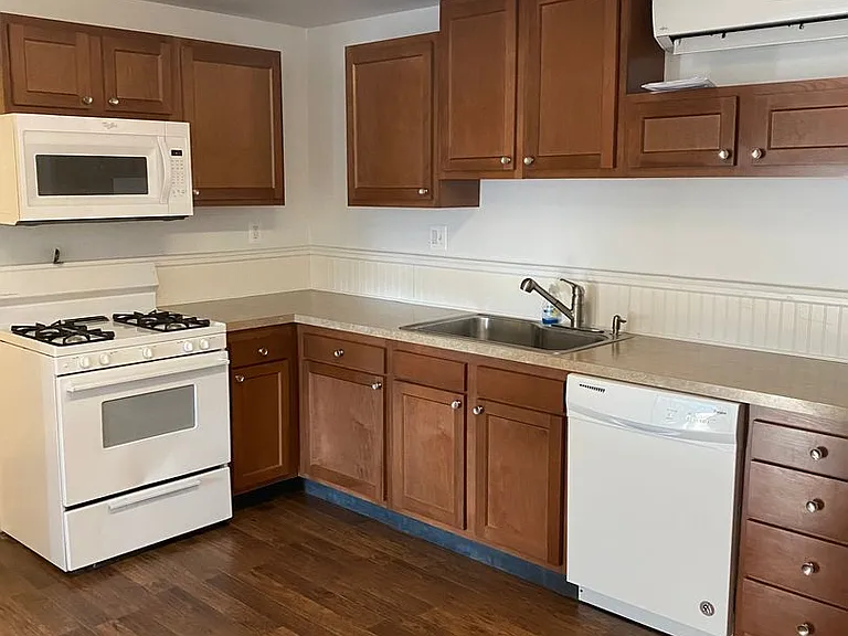 22 Bloomsbury Ave #C — Photo 4