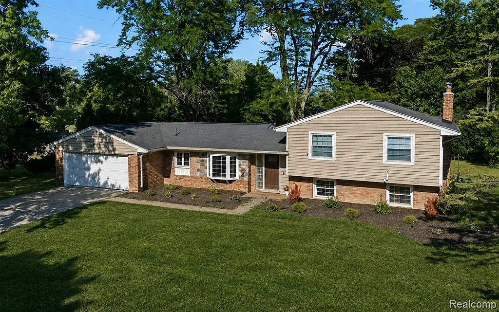 4 bed, 2.0 bath, 2118 sqft, $4,950 — Photo 1