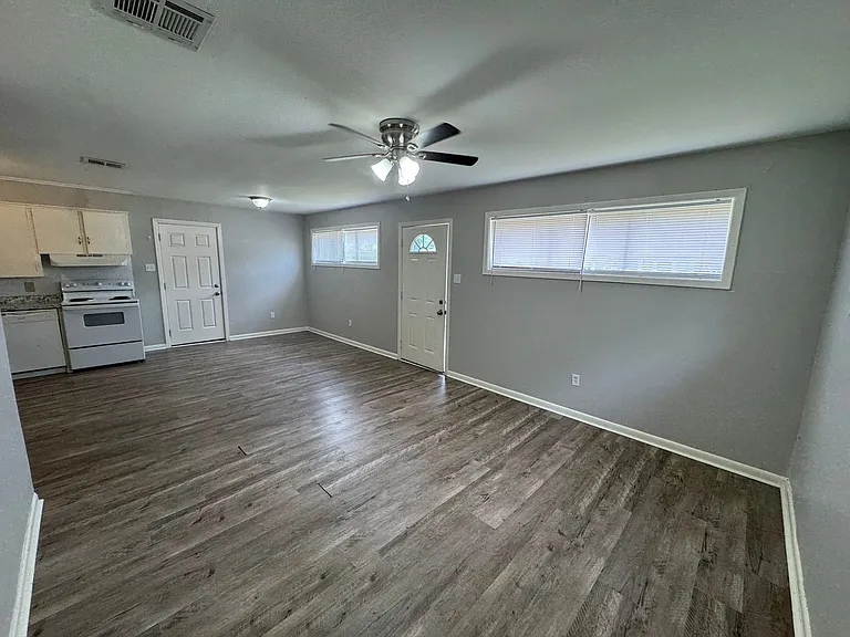 4604 Donnie Ave — Photo 2