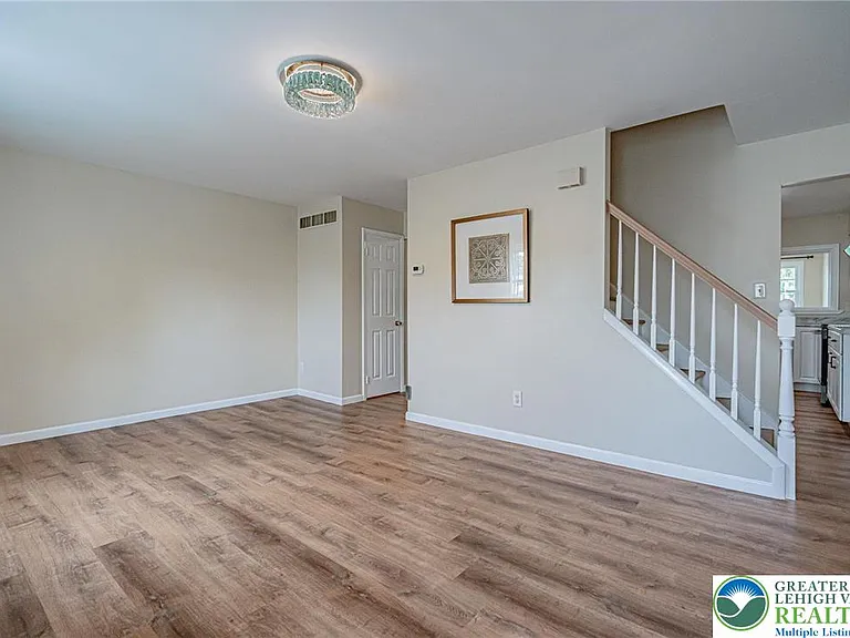 5650 Greens Dr — Photo 7