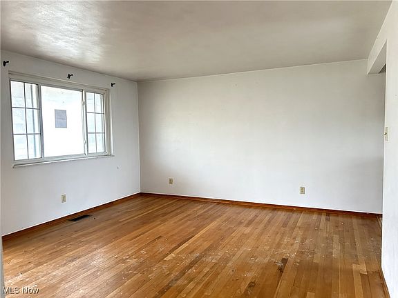 4th image of 225 Petrick Ave