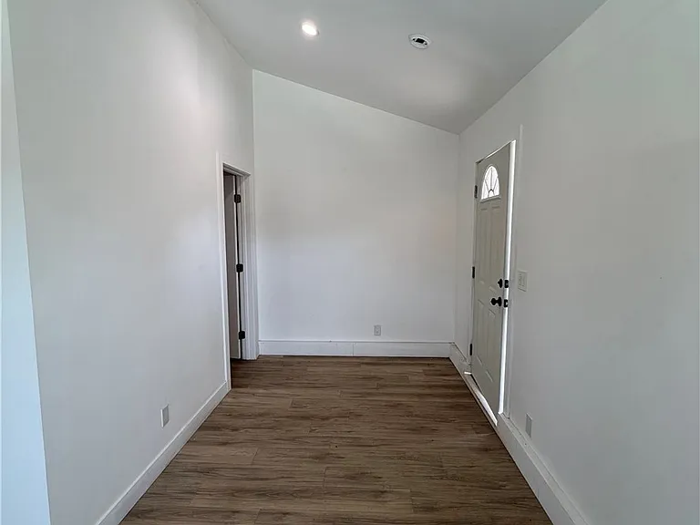 5439 Greenbrier Dr — Photo 6