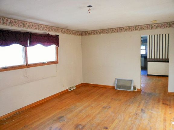 5th image of 2627 Zesiger Ave