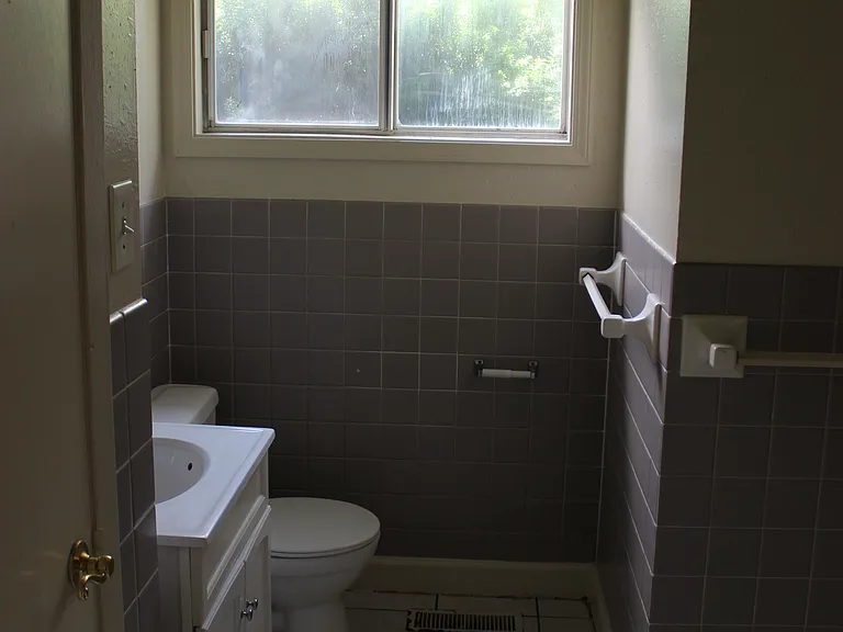 1040 N Lincoln St — Photo 5
