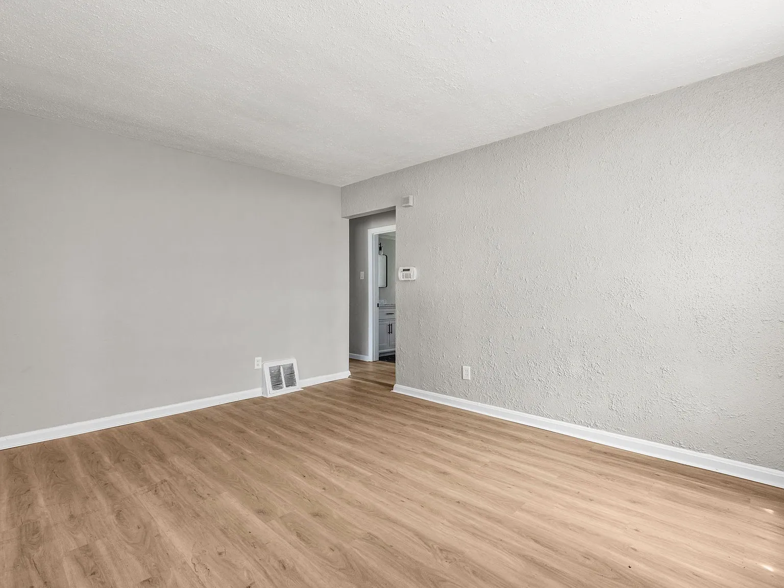 3 bed, 1.0 bath, 1294 sqft, $1,350 — Photo 4