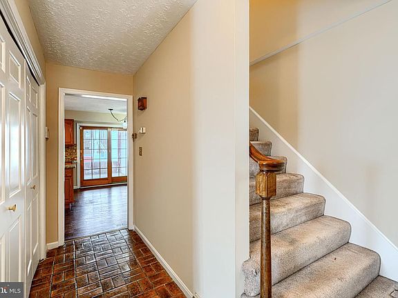 5th image of 521 Beards Hill Rd