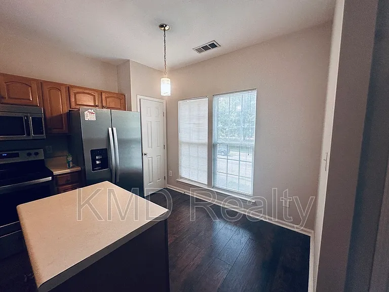 940 Tiger Ln — Photo 4