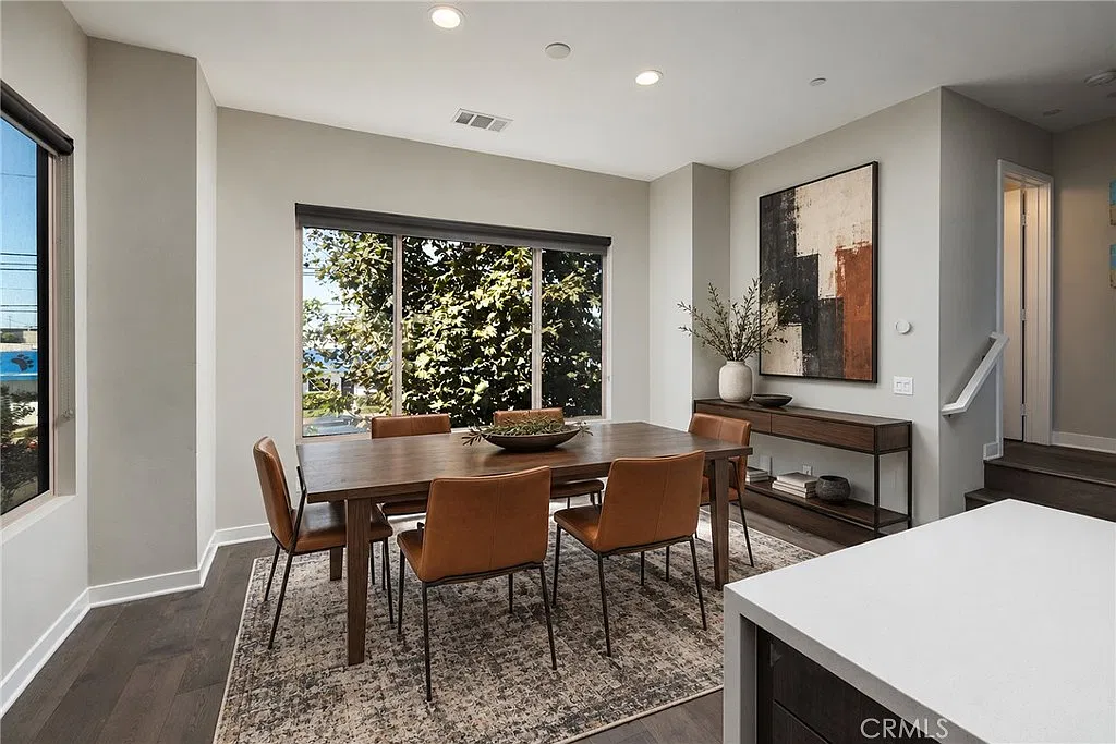 3 bed, 3.5 bath, 1719 sqft, $8,000 — Photo 4